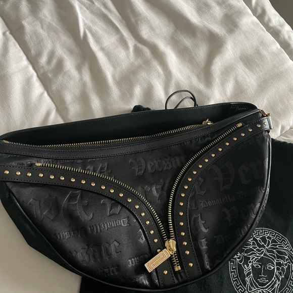 Versace half moon shoulder bag black with studs vintage 90’s - Picture 11 of 16